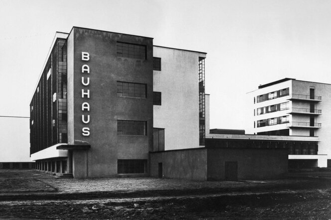 Das Bauhaus Gebäude in Dessau in einer historischen Aufnahme.