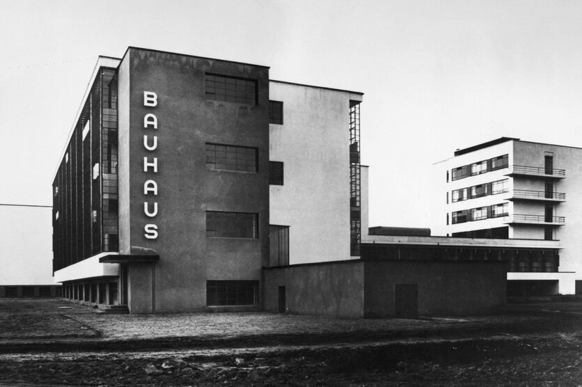 Das Bauhaus Gebäude in Dessau in einer historischen Aufnahme.