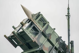 Eine Patriotraktenbatterie, mit einer Darstellung von einer Rakete die den Starter gerade verlässt, in Bundeswehr Flecktarn
