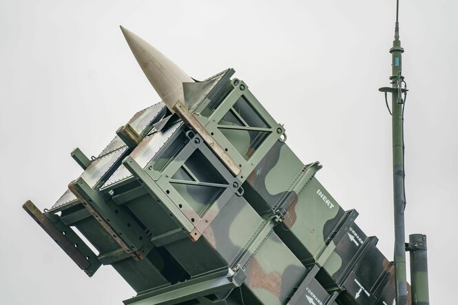 Eine Patriotraktenbatterie, mit einer Darstellung von einer Rakete die den Starter gerade verlässt, in Bundeswehr Flecktarn