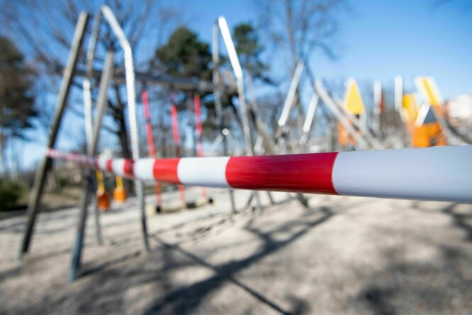Keine Kinder spielen am Montagvormittag auf dem mit rot-weißem Flatterband abgesperrten Spielplatz