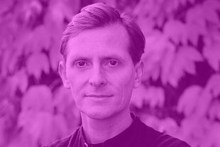 Porträt von Matthias Schmelzer vor einer blattverkleideten Mauer. Er schaut frontal in die Kamera, trägt einen kurzen Haarschnitt und ein Hemd. Das Foto ist eingefärbt in dem für den Dissens-Podcast typischen Magenta-Farbton.