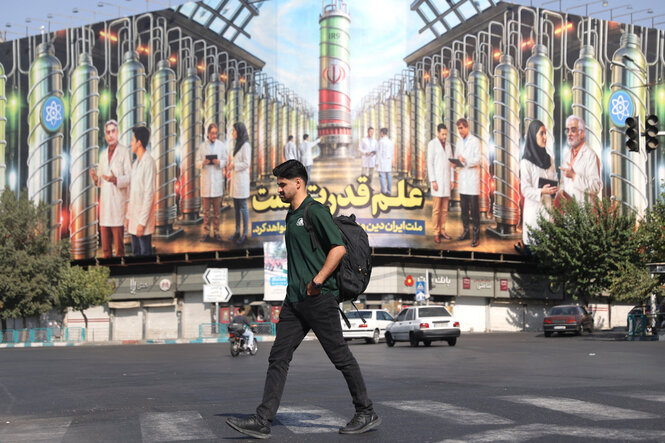 Plakatwände, auf denen iranische Zentrifugen und Atomwissenschaftler zu sehen sind, die bei israelischen Angriffen getötet wurden