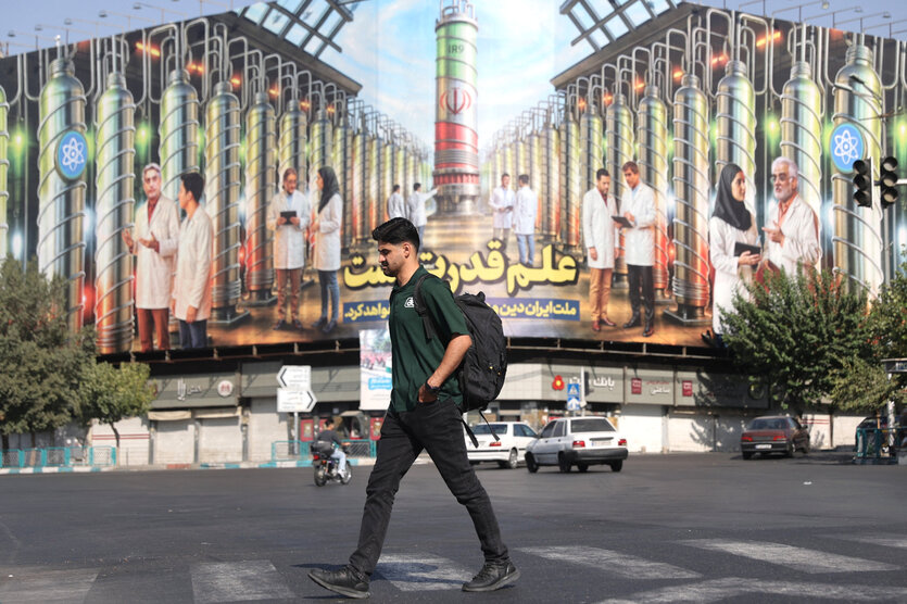 Plakatwände, auf denen iranische Zentrifugen und Atomwissenschaftler zu sehen sind, die bei israelischen Angriffen getötet wurden
