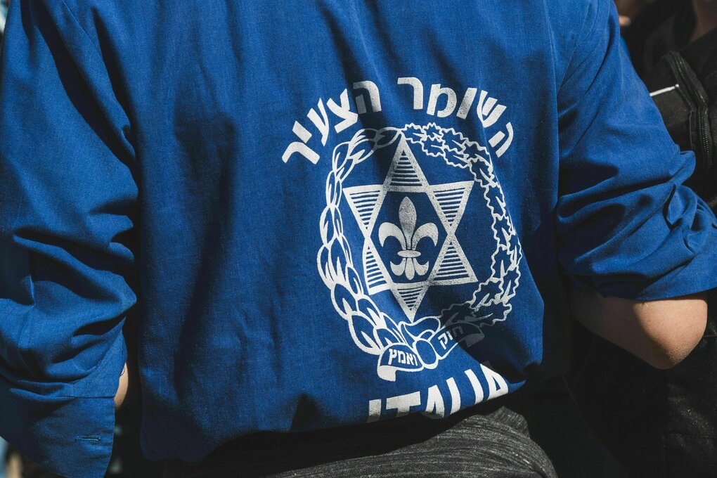 Das Logo der Jugendorganisation Hashomer Hatzair auf einem blauen Pullover, den eine Person trägt