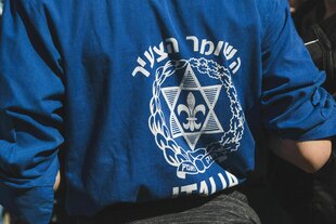 Das Logo der Jugendorganisation Hashomer Hatzair auf einem blauen Pullover, den eine Person trägt