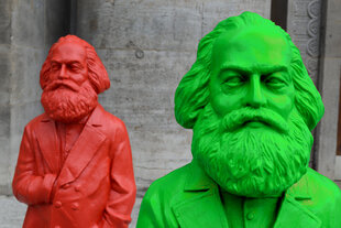 Zwei Plastikfiguren die Karl-Marx zeigen, die vordere ist grün, die hintere Figur rot