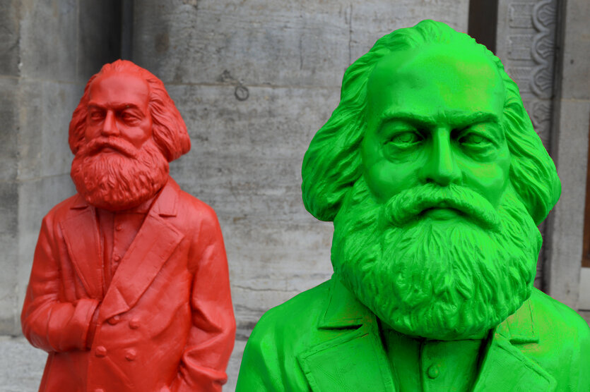 Zwei Plastikfiguren die Karl-Marx zeigen, die vordere ist grün, die hintere Figur rot