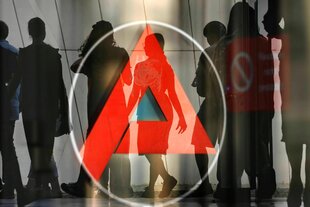 Schattenriss von einer Menschenschlange vor der das rote Logo der Agentur für Arbeit steht