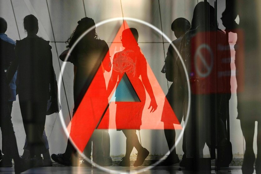 Schattenriss von einer Menschenschlange vor der das rote Logo der Agentur für Arbeit steht
