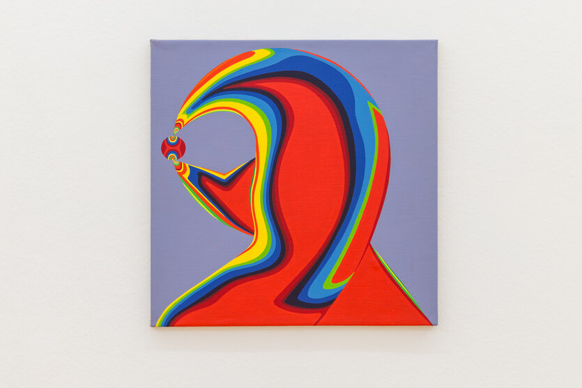 Abstraktes Gemälde mit roten, blauen, gelben und grünen Farbverläufen, das eine stilisierte Figur oder Form darstellt, auf einem lila Hintergrund.