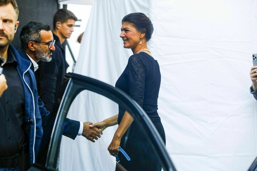 Sahra Wagenknecht steigt aus dem Auto und wird begrüßt