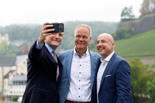 Die drei Fraktionsvorsitzenden von CDU, SPD und CSU machen ein Selfie. Jens Spahn hat das Handy in der Hand und alle drei lächeln
