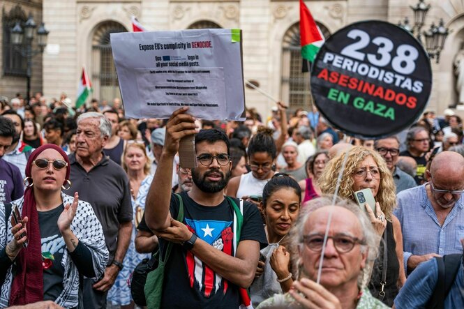 Menschen protestieren gegen die Tötung von Journalisten in Gaza - einer hält ein Schild hoch mitder Zahl 238 - das ist die Zahl der getöteten Journalisten