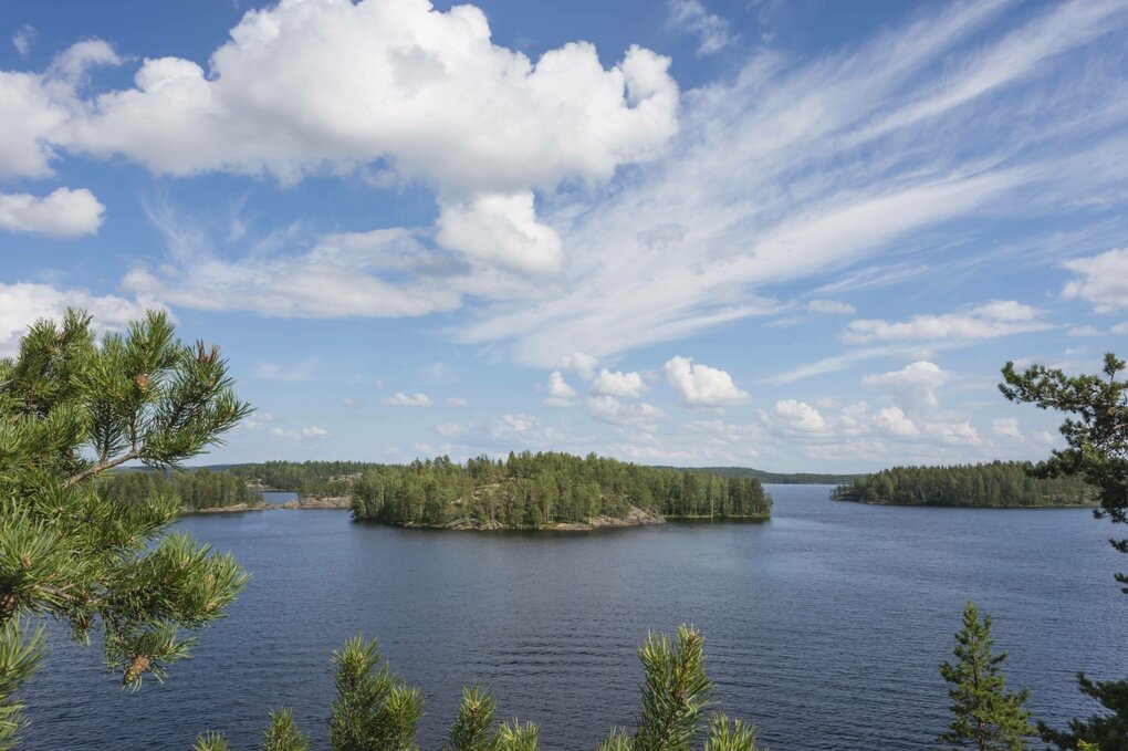 Eine Seenplatte mit Inseln