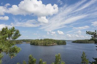 Eine Seenplatte mit Inseln