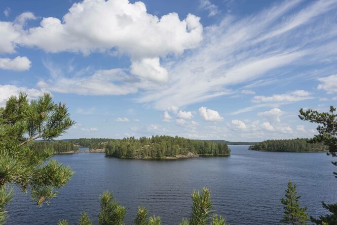 Eine Seenplatte mit Inseln