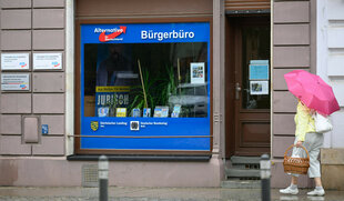 Ein Wahlplakat des Kandidaten der AfD zur Wahl des Oberbürgermeisters der Stadt Meißen steht im Schaufenster eines Bürgerbüros der Partei in der Altstadt