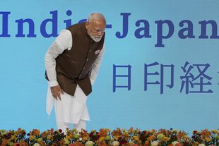 Der indische Premierminister Narendra Modi verbeugt sich auf einer Bühne