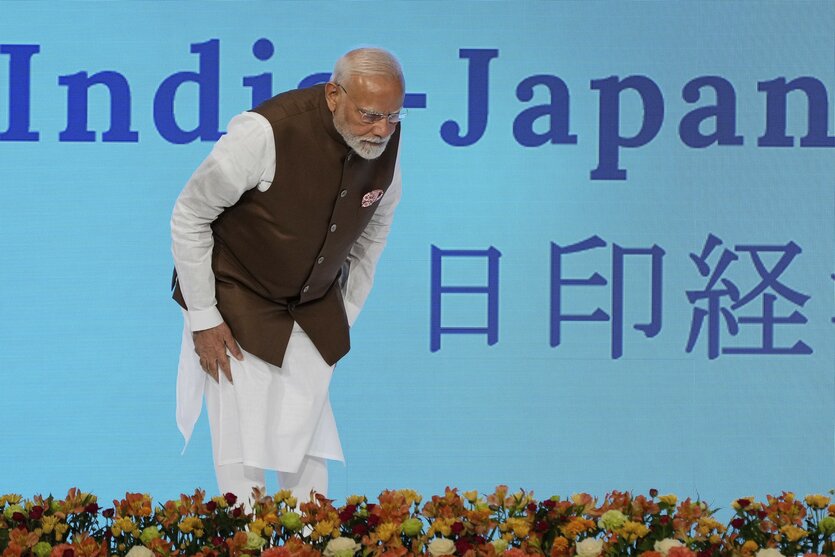 Der indische Premierminister Narendra Modi verbeugt sich auf einer Bühne
