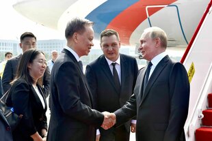 Putin schüttelt Hände