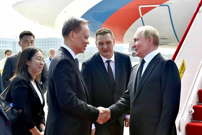 Putin schüttelt Hände