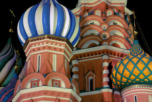 Die Basilius-Kathedrale in Moskau, Russland bei Nacht.
