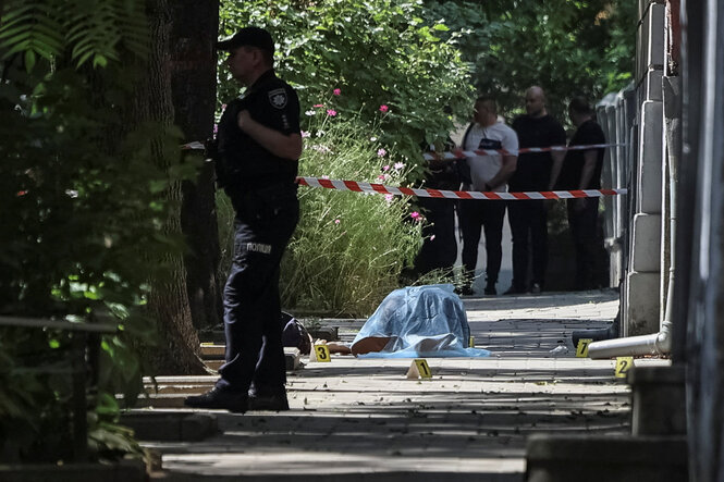 Polizist bewacht Szene einer Straftat
