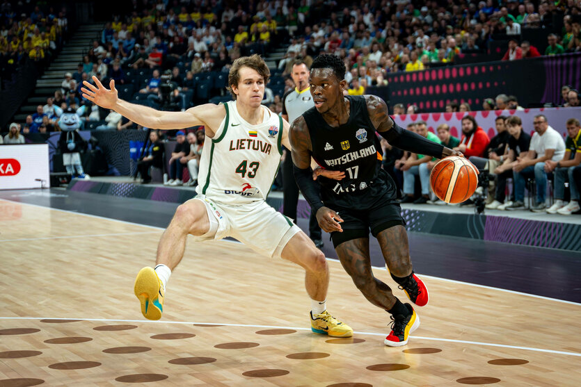 Dennis Schröder am Ball, ein Gegenspieler versucht, ihn am Abspiel zu hindern