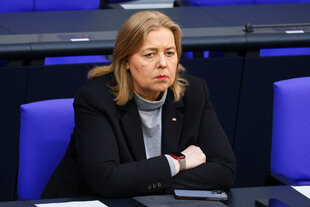 Bärbel Bas sitzt im Plenarsaal des Bundestages auf der Regierungsbank.
