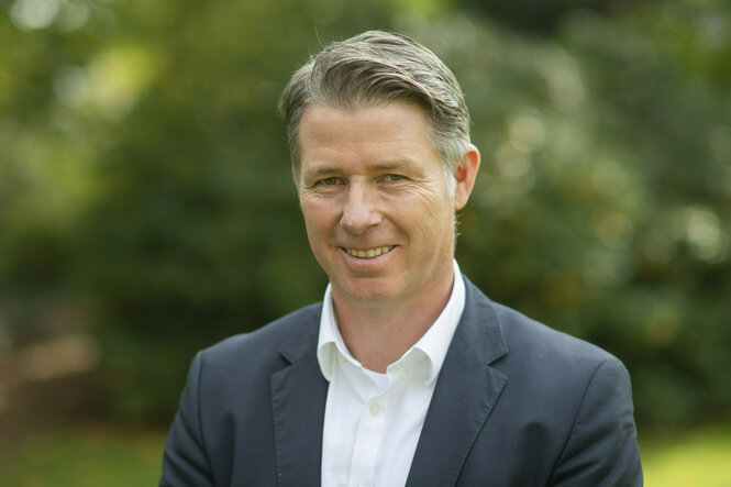 Ein Mann lächelt in die Kamera