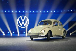 Ein VW Käfer ist auf einer Bühne ausgestellt