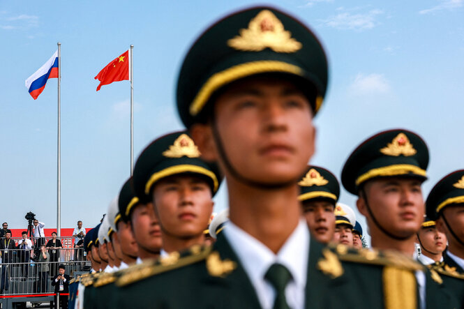China demonstriert bei dem Gipfel seine Nähe zu Russland: Ehrengarde am Flughafen Tianjin für Putin am Sonntag
