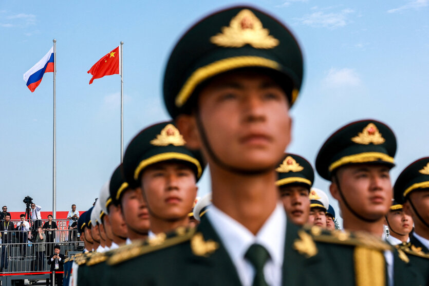 China demonstriert bei dem Gipfel seine Nähe zu Russland: Ehrengarde am Flughafen Tianjin für Putin am Sonntag