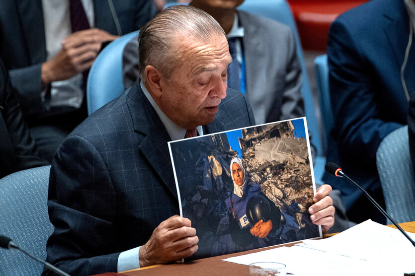 Der algerische UN-Botschafter hält ein Foto der getöteten Abu Dagga in die Kamera