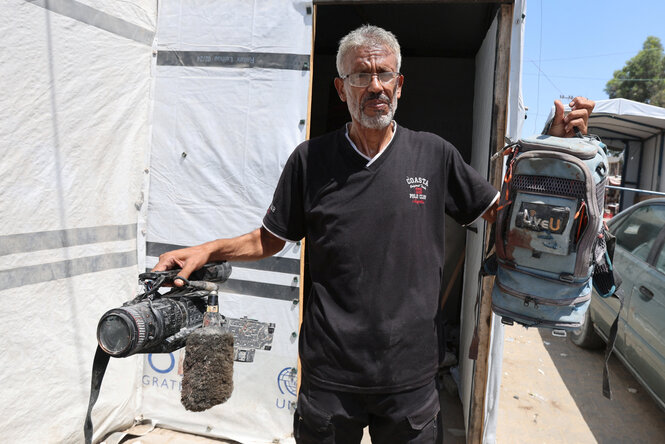 Ezzeldin al-Masri hält die Ausrüstung, die von seinem Bruder Hussam al-Masri benutzt wurde – dem Reuters-Journalisten, der am Montag bei einem israelischen Angriff getötet wurde