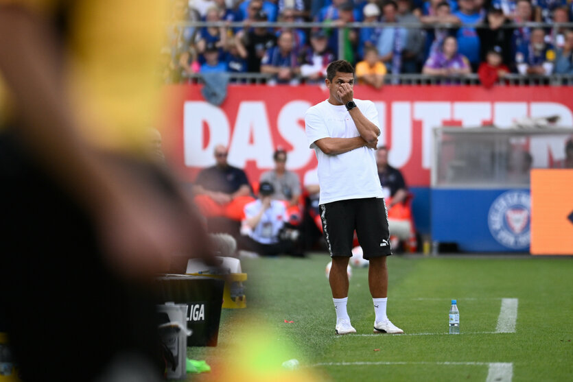 Trainer Marcel Rapp (Holstein Kiel) reagiert an der Seitenlinie auf eine Aktion seiner Mannschaft.
