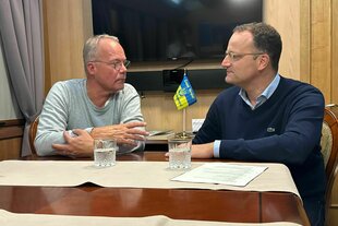Unionsfraktionschef Jens Spahn (CDU/CSU, r) und SPD-Fraktionschef Matthias Miersch sprechen im Zug auf dem Weg in die Ukraine.