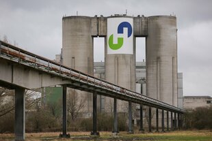 Graue lLagersilos vonHolcim mit dem Logo des Konzerns