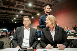 Bärbel Bas (SPD), Bundesministerin für Arbeit und Soziales und SPD-Parteivorsitzende, und Lars Klingbeil (l, SPD), Bundesminister der Finanzen, Vizekanzler und SPD-Bundesvorsitzender, und Tim Klüssendorf. (M), SPD-Generalsekretär, nehmen am SPD-Bundesparteitag teil.