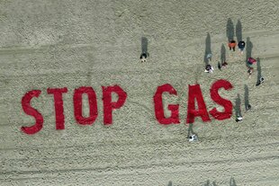 «STOP GAS» steht in roten Buchstaben im Sand am Strand von Borkum. Aktivisten von «Fridays for Future» demonstrieren auf Borkum gegen Gasbohrungen vor der Insel