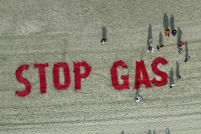 «STOP GAS» steht in roten Buchstaben im Sand am Strand von Borkum. Aktivisten von «Fridays for Future» demonstrieren auf Borkum gegen Gasbohrungen vor der Insel