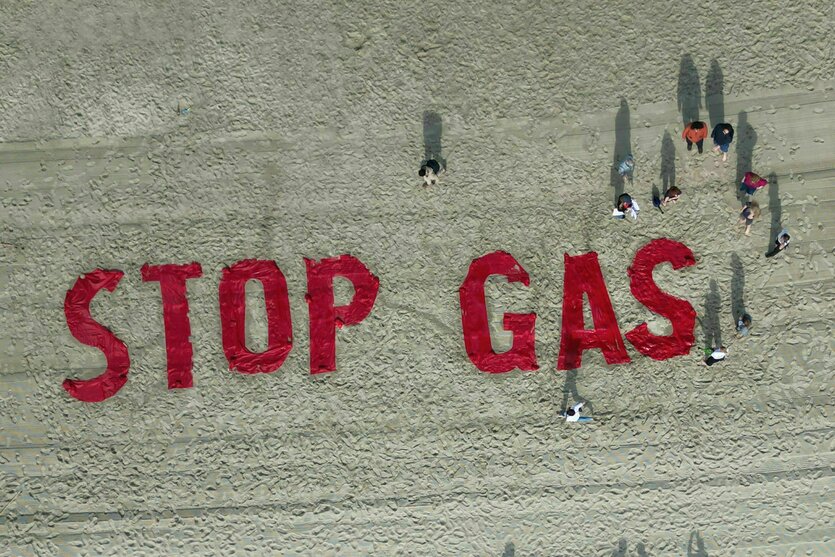 «STOP GAS» steht in roten Buchstaben im Sand am Strand von Borkum. Aktivisten von «Fridays for Future» demonstrieren auf Borkum gegen Gasbohrungen vor der Insel