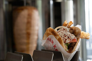 Ein Döner liegt auf der Theke eines Ladens.
