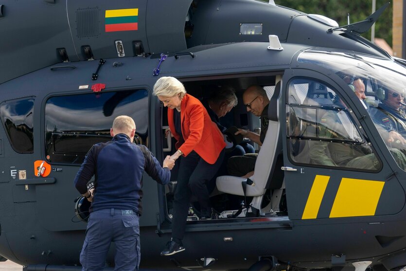 Ursula von der Leyen steigt aus einem Hubschrauber