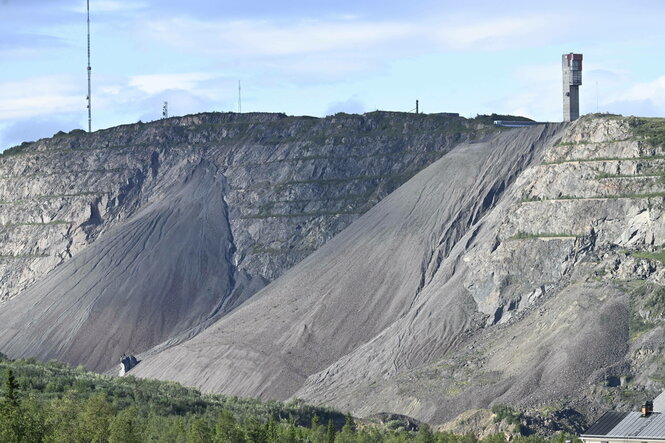 Teile einer Eisenerzmine mit Förderturm