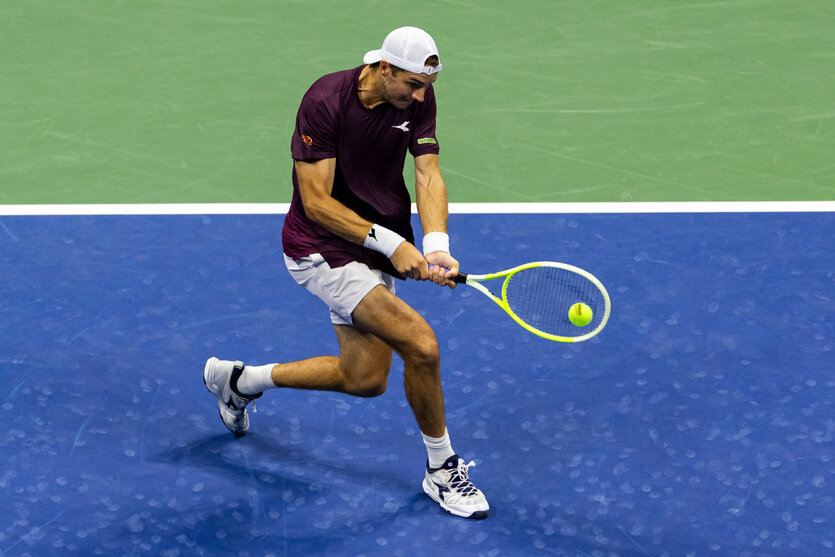 Jan-Lennard Struff schlägt den Ball beidhändig mit der Rückhand