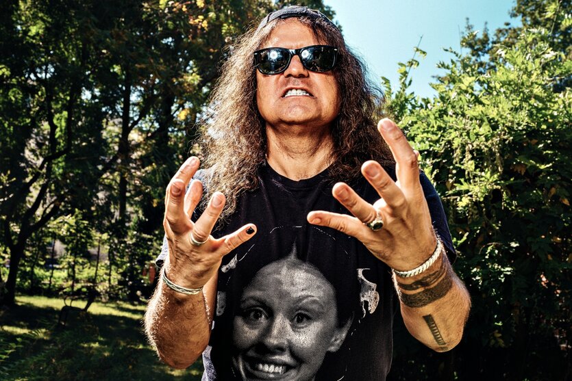 Musiker Mille der Band Kreator gestikuliert.
