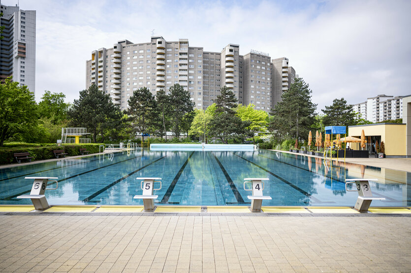 Das Schwimmbecken im Außenbereich des Kombibad Gropiusstadt
