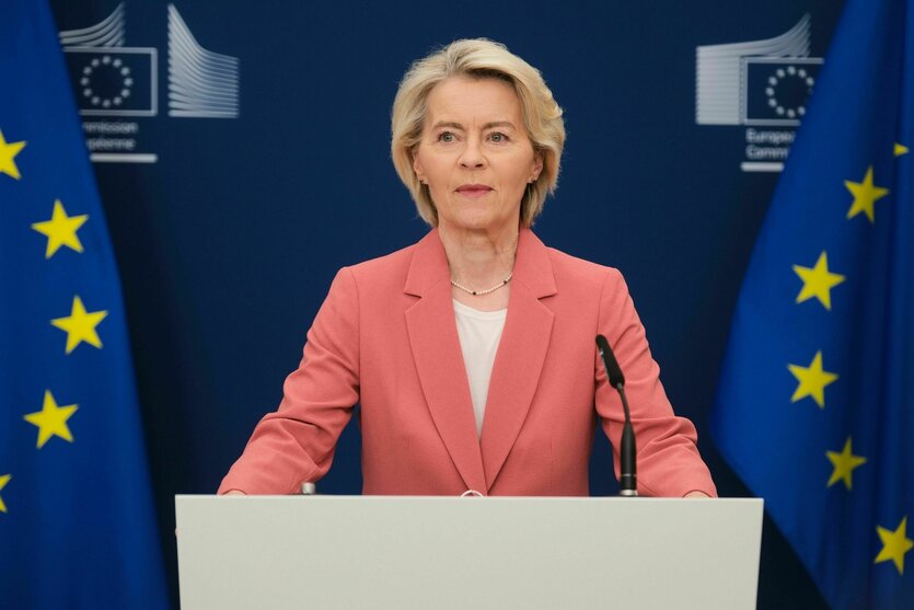 Eine Frau (Ursula von der Leyen) steht an einem Rednerpult
